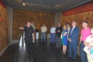 Latre resalta la importancia de acercar la cultura a los ciudadanos en su visita al Museo de Tapices de Pastrana