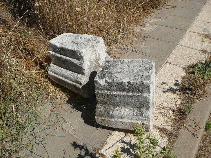 Aparecen abandonadas en una calle de Cabanillas varias piedras sillares, posiblemente del S.XVII