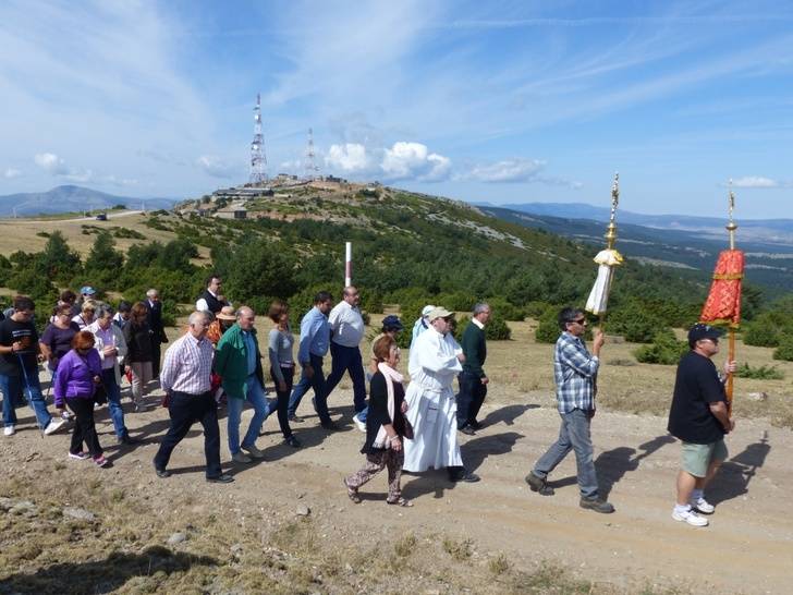 Latre participa en la romería del Alto Rey junto a los vecinos de los pueblos de alrededor