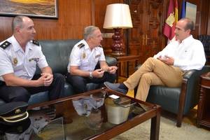 Rojo se reúne con el jefe de la Comisaría del Cuerpo Nacional de Policía