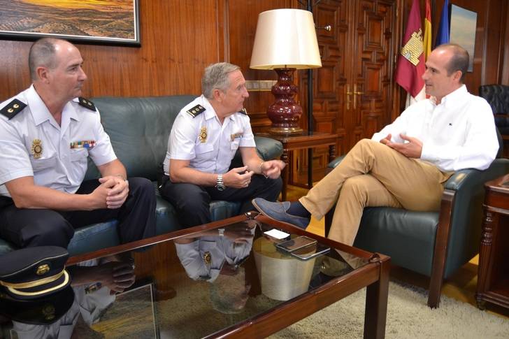 Rojo se reúne con el jefe de la Comisaría del Cuerpo Nacional de Policía