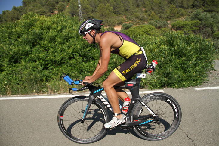 Oscar González vence con autoridad en el VIII Triatlón de Pareja, mientras que Sara Pérez hace lo propio en féminas