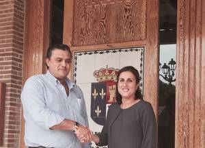 El alcalde de Valdeaveruelo recibe a la diputada de Ciudadanos