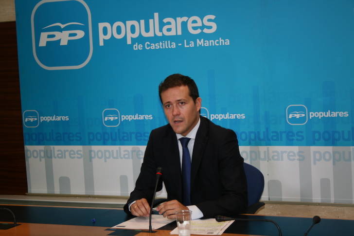 Velázquez pide a Page que, si quiere hacer gala de supuesta transparencia, sea el primero que comparezca ante la Junta de Portavoces