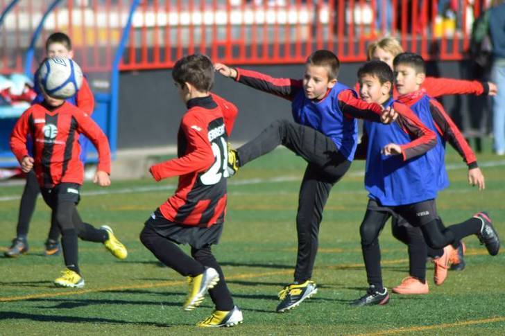 Foto de archivo de la Escuela Municipal de Fútbol, la disciplina con mayor demanda en la temporada deportiva 2015/2016. Fotografía: Álvaro Díaz Villamil / Ayuntamiento de Azuqueca