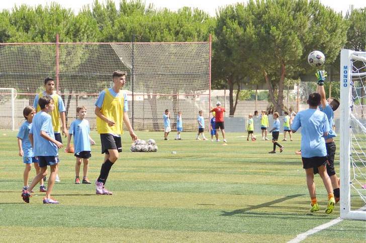 Imagen del Curso de Perfeccionamiento de Fútbol del programa deportivo Azuverano. Fotografía: Álvaro Díaz Villamil / Ayuntamiento de Azuqueca
