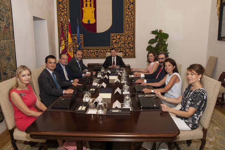 Toma posesión el Gobierno de Emiliano García Page