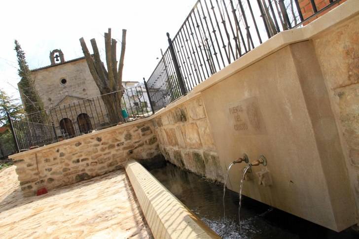 Algora recupera parte de su historia con la Fuente del Cristo