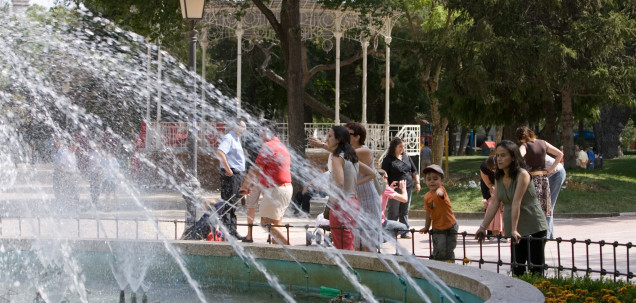Dos jóvenes roban bolsas de hielo en la peña El Caracol y amenazan a los agentes