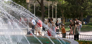 Dos jóvenes roban bolsas de hielo en la peña El Caracol y amenazan a los agentes