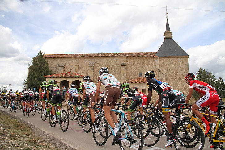 Tamajón recibió con una pancarta gigante a la Vuelta Ciclista a España 