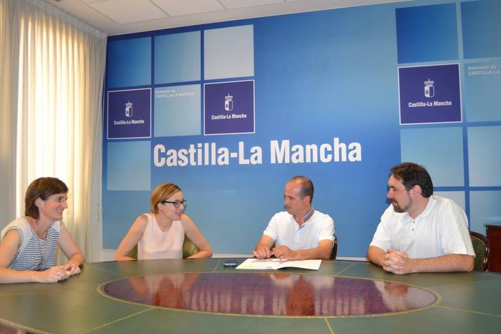 El delegado de la Junta en Guadalajara se reúne con la Asociación de Amigos del Moderno