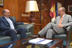 El delegado de la Junta y el presidente de la Diputación mantienen el primer encuentro institucional