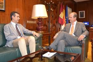 La cordialidad preside el primer encuentro entre el alcalde y el delegado de la Junta en Guadalajara