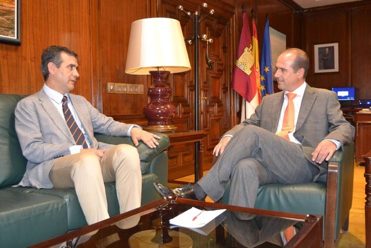 La cordialidad preside el primer encuentro entre el alcalde y el delegado de la Junta en Guadalajara