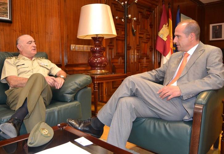 El delegado de la Junta en Guadalajara se reúne con el subdelegado de Defensa en la provincia