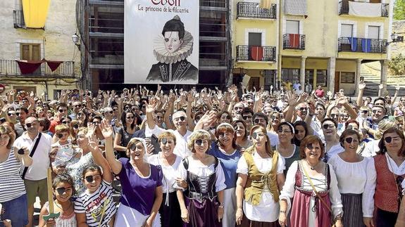 700 personas baten en Cifuentes el récord de personas con un parche en el ojo derecho