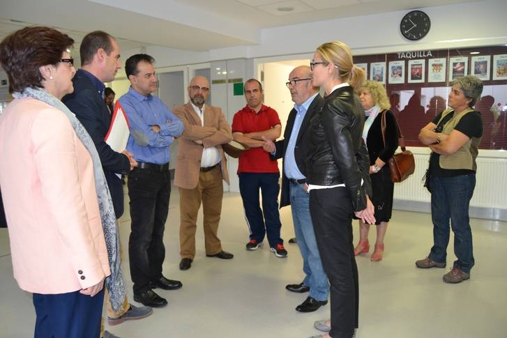 El delegado de la Junta visita Torrejón del Rey para conocer sobre el terreno los servicios con que cuenta el municipio 