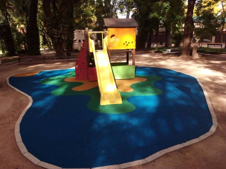 Renovado el suelo de caucho de las zonas de juegos infantiles de San Roque