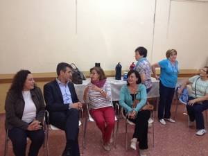 El alcalde participa en el encuentro mensual de la asociaci&#243;n de mujeres La Amistad