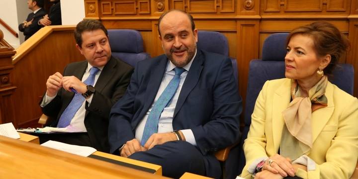 El PSOE de Page vuelve a negarse en las Cortes a quitarle los privilegios a José Bono