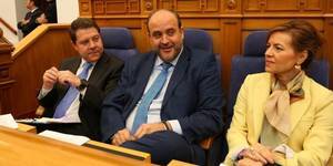 El PSOE de Page vuelve a negarse en las Cortes a quitarle los privilegios a José Bono