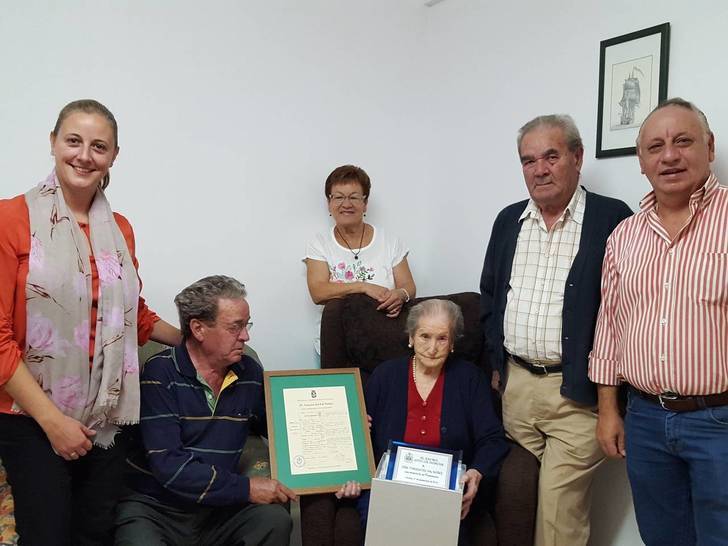 La centenaria Tomasa del Val recibe el homenaje del Ayuntamiento de Horche