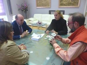 La Diputación dona dos lectores de micro chips a la Asociación para la Defensa Animal