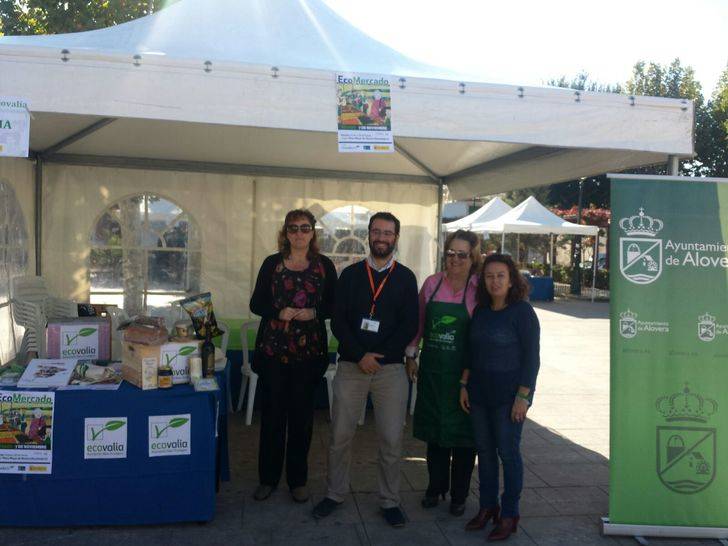 Buena afluencia de público y muy buenas ventas en el primer EcoMercado de Alovera