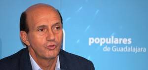 Juan Pablo Sánchez: Page vuelve a dejar en evidencia a Pedro Sánchez, a quien no le perdona que sea secretario general