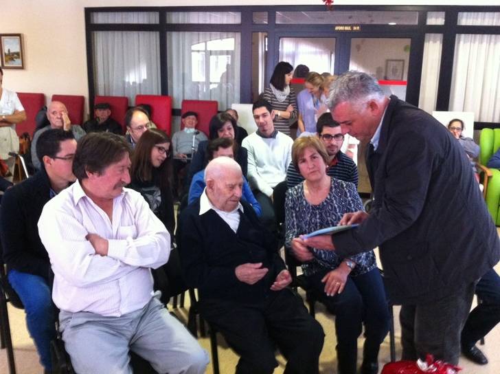 El delegado de Bienestar Social felicita por su centenario a Claudio Ortiz, en la residencia Los Almendros