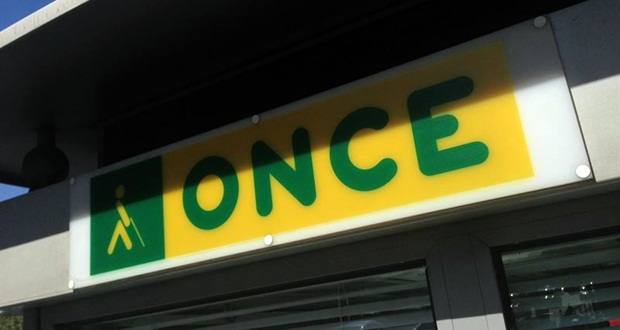 La ONCE monta un “bastón blanco” gigante y un circuito de movilidad para conmemorar el Día Internacional del Bastón Blanco