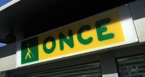 La ONCE monta un “bastón blanco” gigante y un circuito de movilidad para conmemorar el Día Internacional del Bastón Blanco