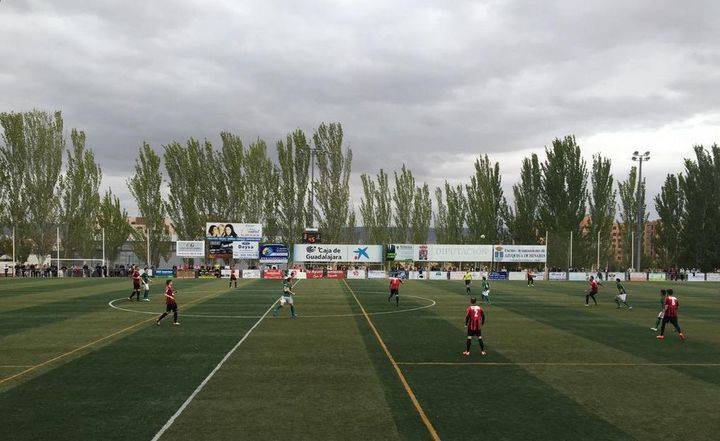 El Azuqueca se lleva el derbi ante el Marchamalo y sigue líder en Tercera División