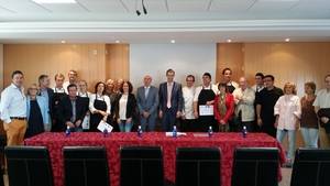 Cuatro de los ocho trabajadores que acaban de terminar el taller de empleo de cocina de Sigüenza ya tienen una oferta de trabajo sobre la mesa