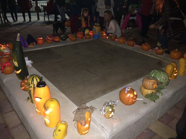 Tres generaciones de parejanos conviven en torno a las tradiciones del Día de Los Santos