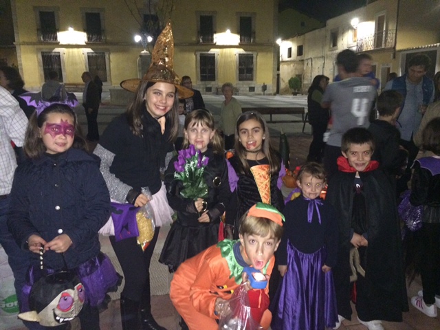 Tres generaciones de parejanos conviven en torno a las tradiciones del Día de Los Santos