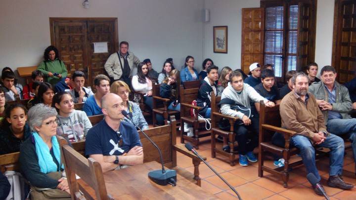 Alumnos y profesores de varios institutos visitan el Ayuntamiento de El Casar