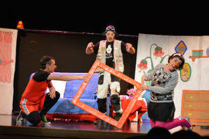 Éxito rotundo de la exposición y representación de los payapeutas en Alovera