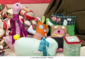 Los pacientes del Instituto de Enfermedades Neurológicas exponen los trabajos realizados en sus talleres