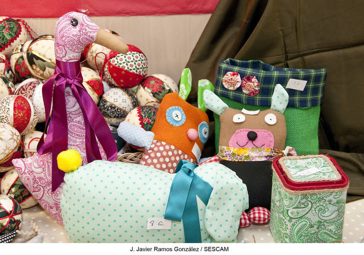 Los pacientes del Instituto de Enfermedades Neurológicas exponen los trabajos realizados en sus talleres