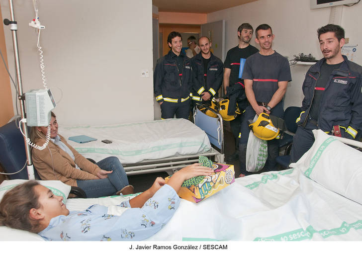 Los niños de Pediatría recien la visita de los bomberos de la capital