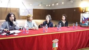 La directora del Instituto de la Mujer inaugura en El Casar la exposición de la asociación de mujeres ‘Alce’