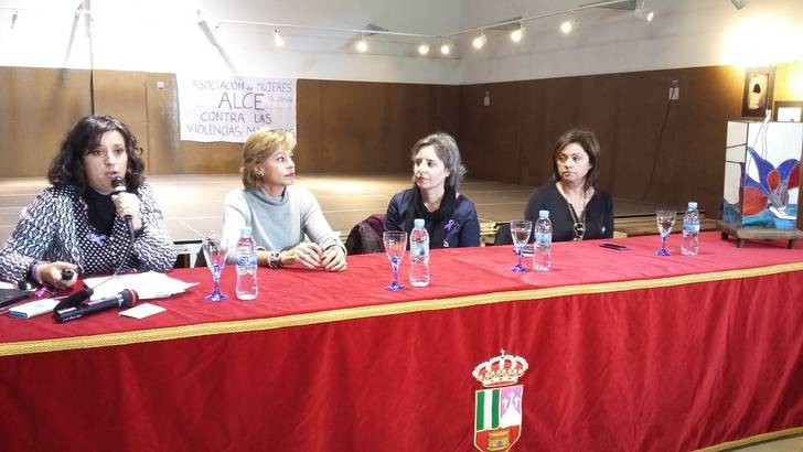 La directora del Instituto de la Mujer inaugura en El Casar la exposición de la asociación de mujeres Alce