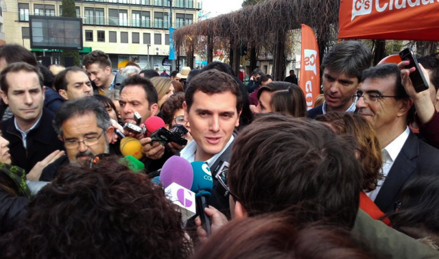 Albert Rivera recorre las calles de Guadalajara invitando a votar “masivamente” el 20-D 