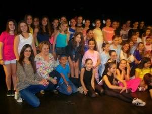Arte, baile y gran poder&#237;o de la escuela municipal de danza de Alovera en la Semana de la Infancia