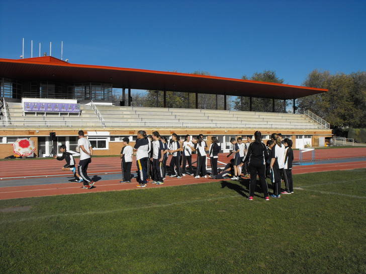 Jornada deportiva en las pistas de atletismo promovida por el colegio Santa Cruz