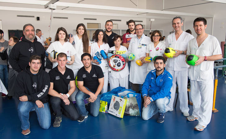 Imagen de la visita realizada por los miembros del Club de Rugby de Toledo al Hospital Nacional de Parapléjicos