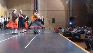 Latre asiste a la tradicional Fiesta de Navidad de la Escuela de Folklore