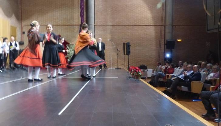 Latre asiste a la tradicional Fiesta de Navidad de la Escuela de Folklore
